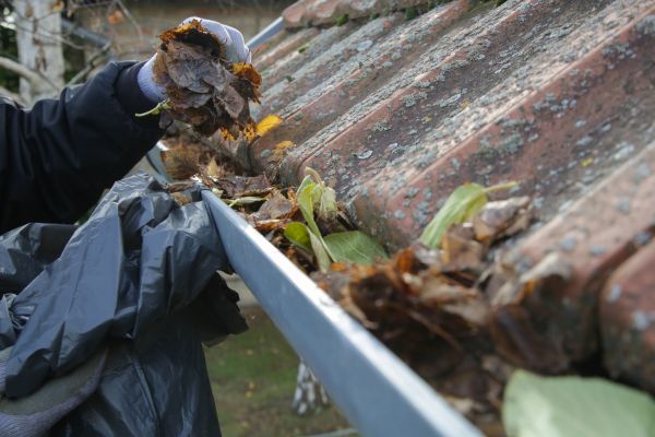 Commercial Gutter Unclogging in Destin